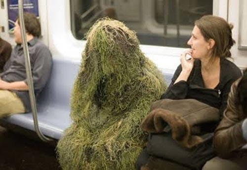 человек в странном костюме в метро