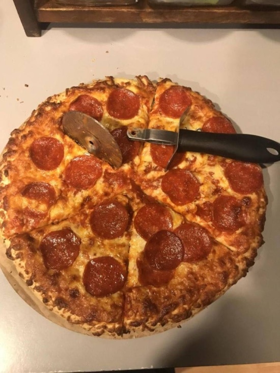 пицца и нож