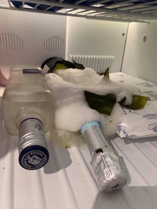 бутылка алкоголя в холодильнике
