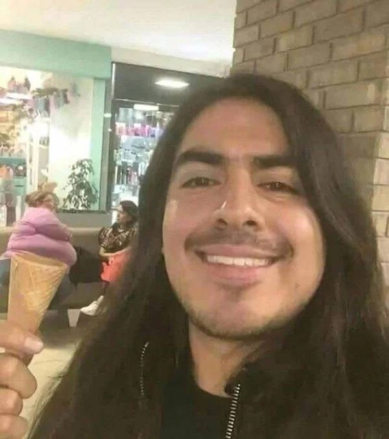 мужчина с рожком для мороженого