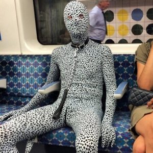 мужчина в леопардовом костюме в метро