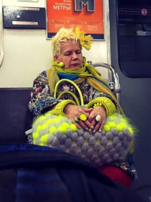 женщина в вагоне метро