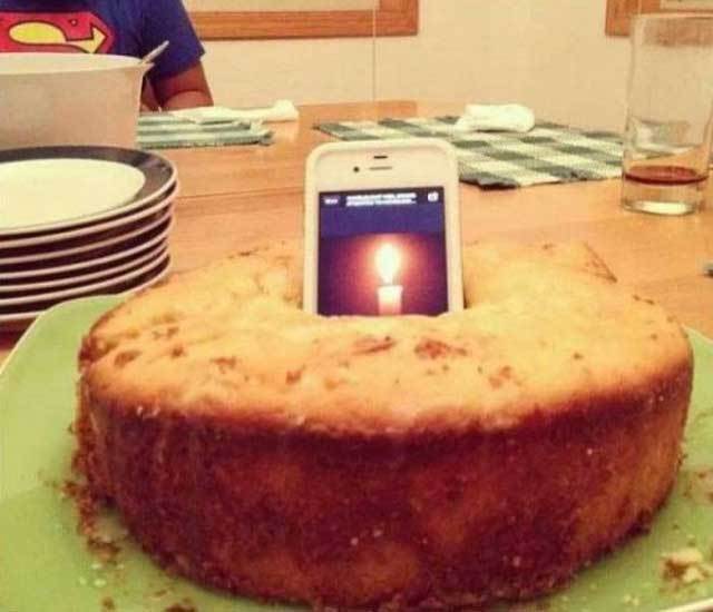 пирог с телефоном вместо свечки