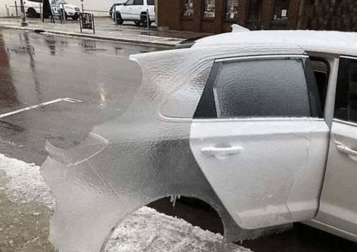 дверь машины с коркой льда