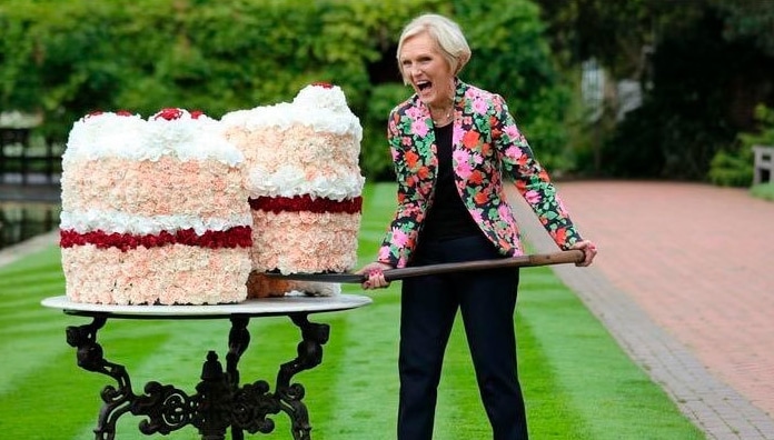 женщина и два больших торта