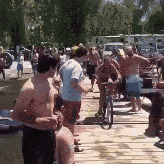 девушка падает с велосипедом в воду