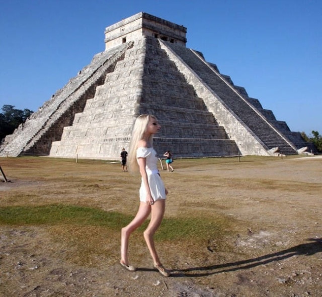 блондинка на фоне пирамиды