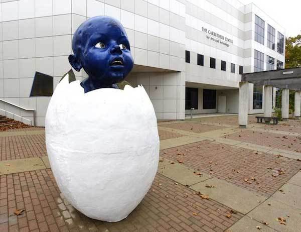 скульптура синего ребенка в яйце