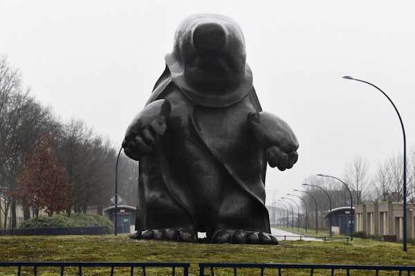 скульптура человека в черном плаще