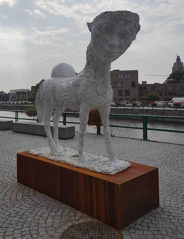 статуя лошади с лицом человека