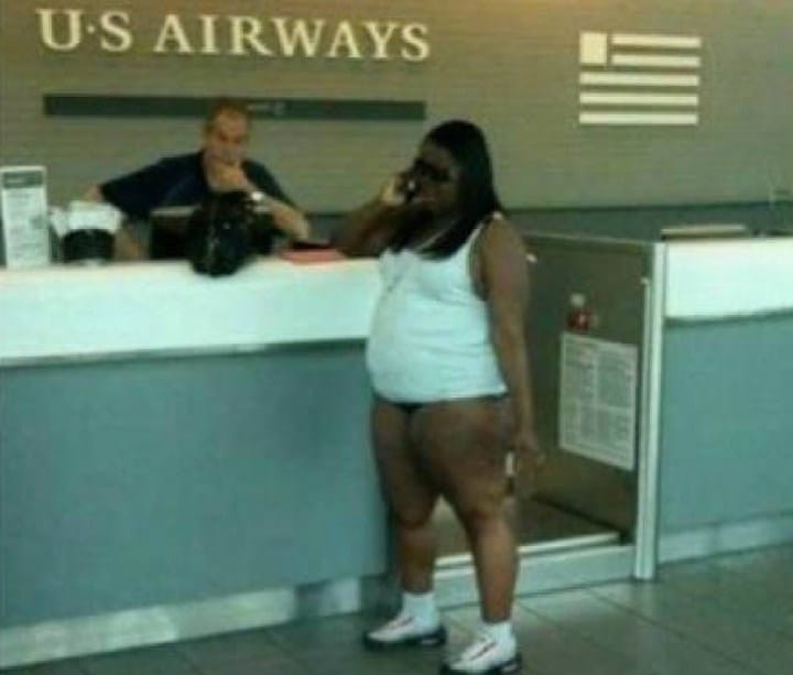 чернокожая женщина в аэропорту