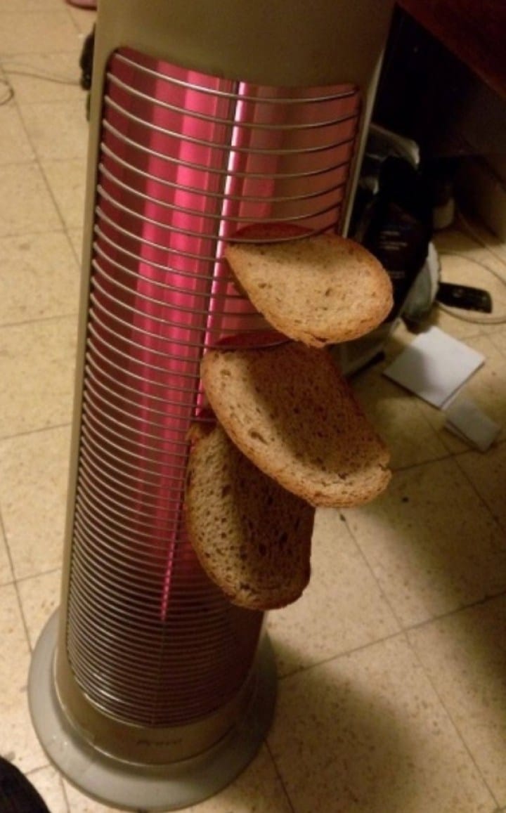 куски хлеба в обогревателе