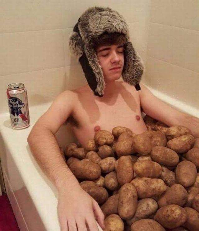 парень в ванне с картошкой