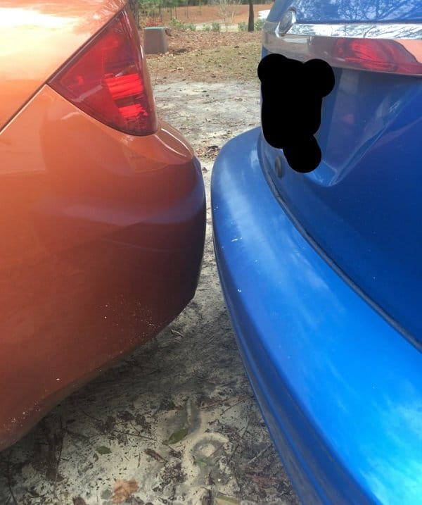 машины припаркованы очень близко друг к другу