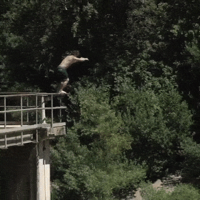 парень прыгает с дамбы в воду