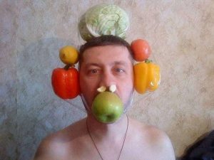 мужчина с овощами на голове