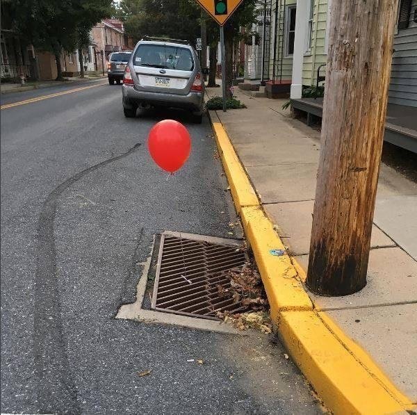 красный шарик на улице
