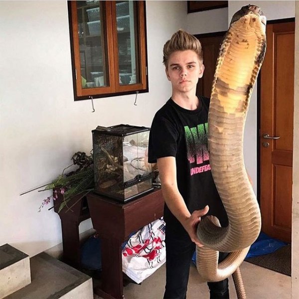 парень со змеей в руках