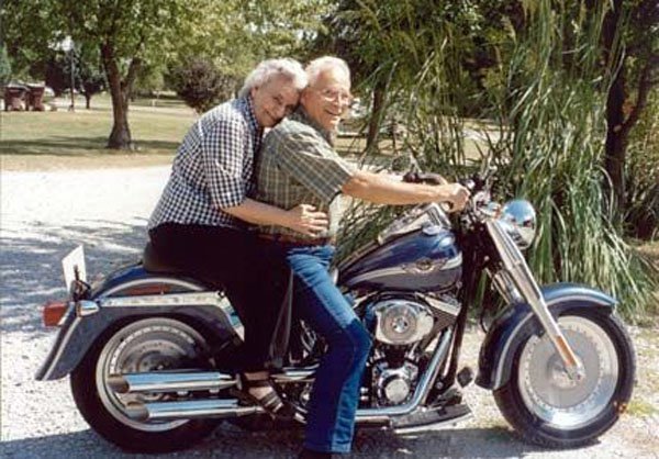 пожилая пара на мотоцикле
