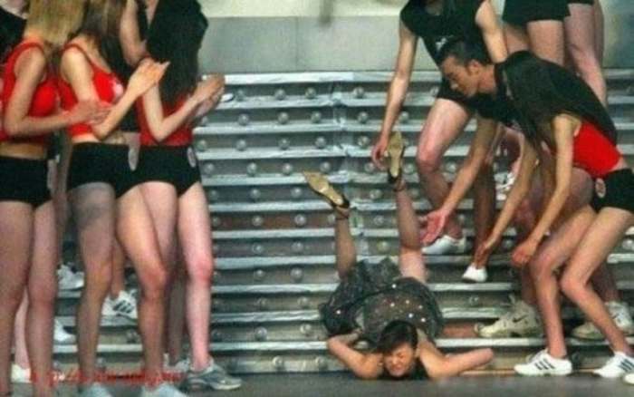 девушка падает с лестницы на конкурсе красоты