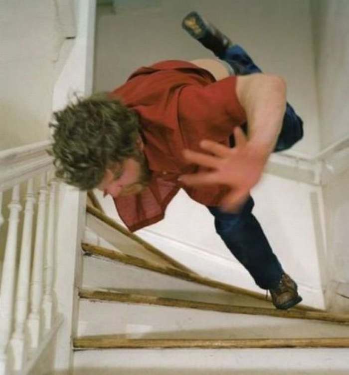 парень падает с лестницы