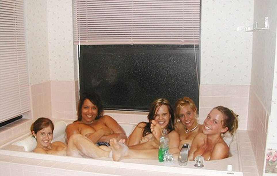 девушки принимают ванну