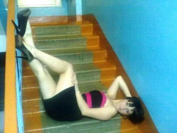девушка лежит на ступеньках в подъезде