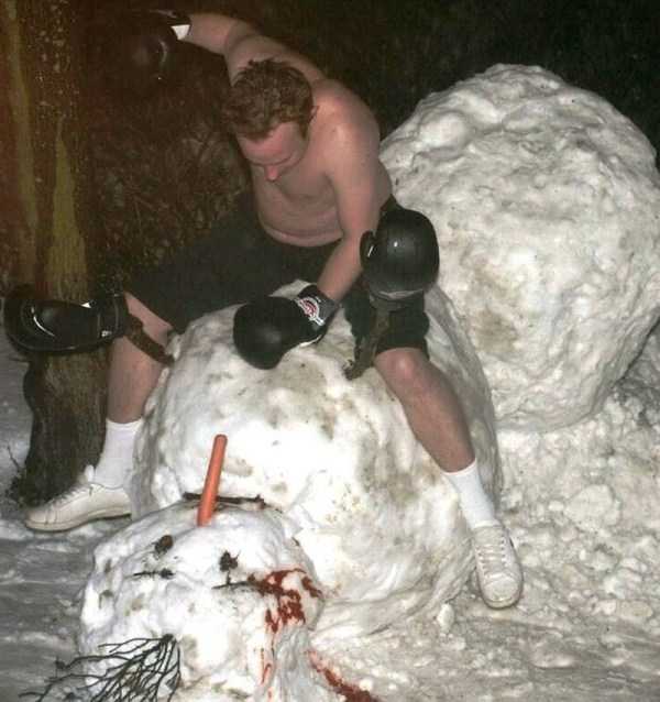 мужчина бьет снеговика