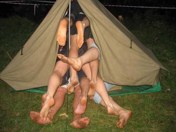 ноги торчат из палатки
