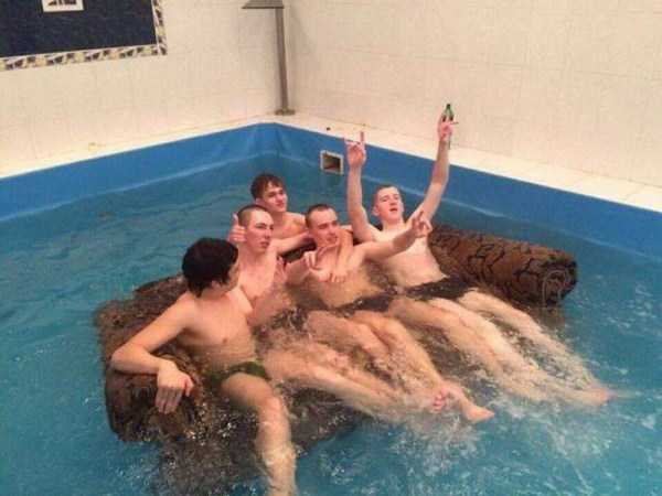 парни на диване в бассейне