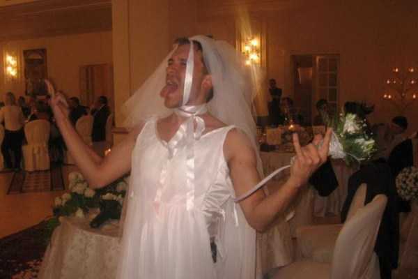 парень в свадебном платье