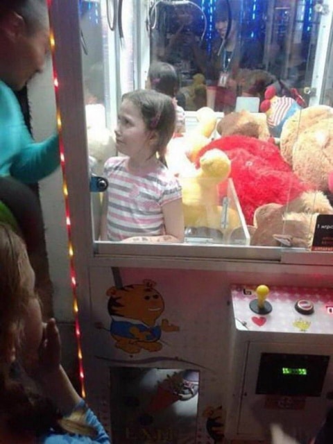 девочка в автомате с игрушками