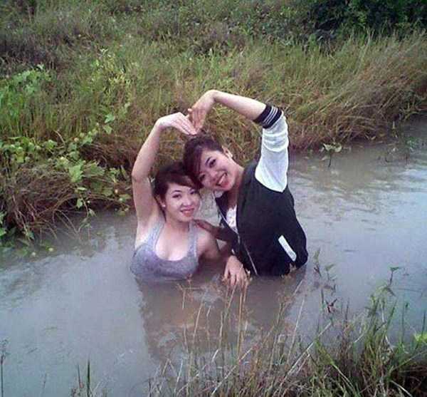 девушки по грудь в воде
