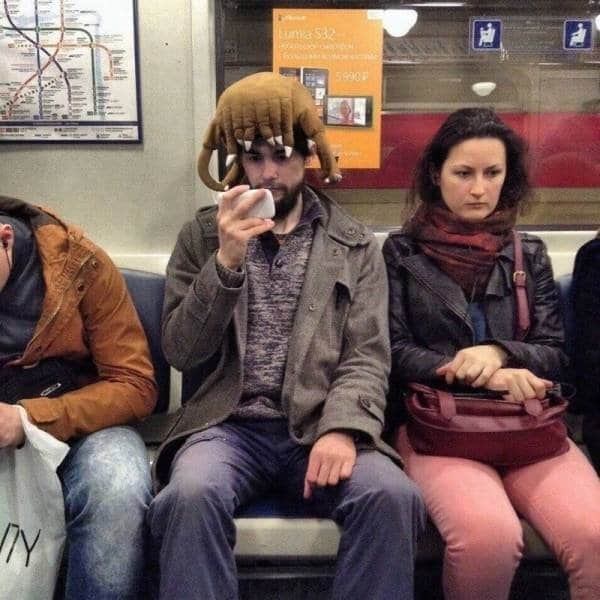 парень в странном парике в метро