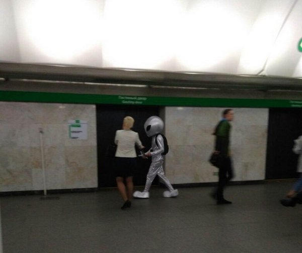 человек в костюме пришельца в метро