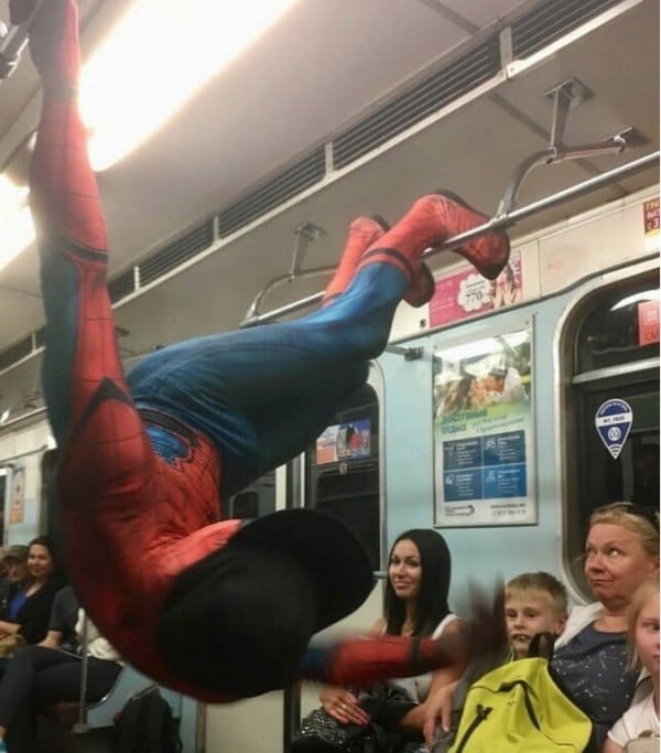 человек-паук в метро