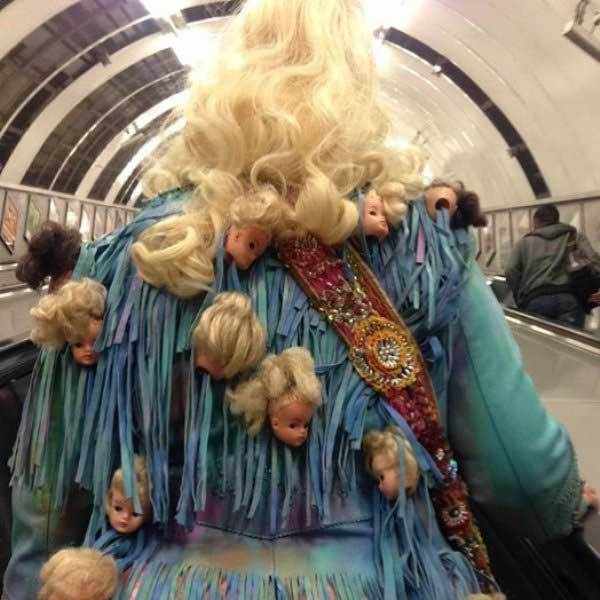 блондинка в метро