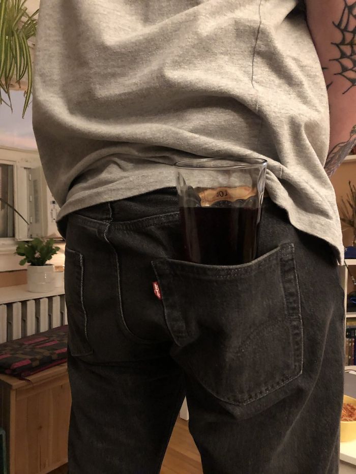 стакан в заднем кармане