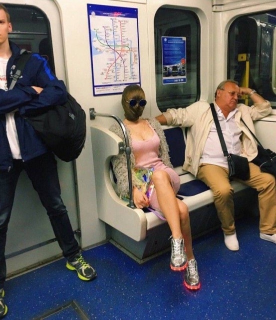 странная девушка в метро