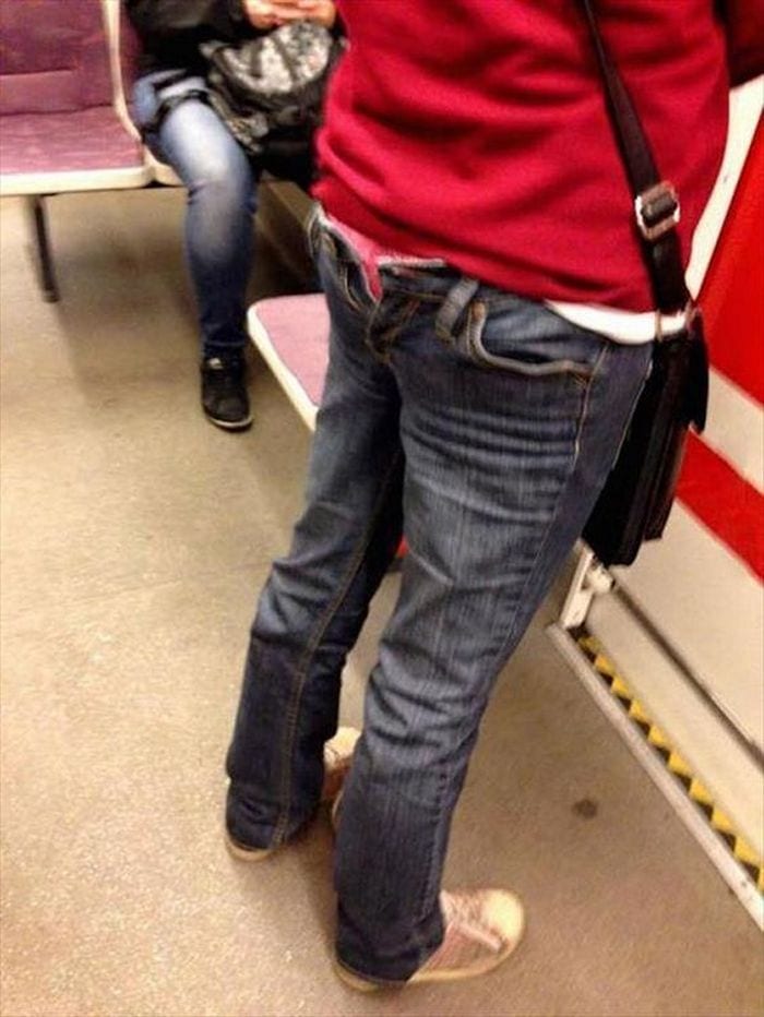 парень в джинсах надетых задом наперед