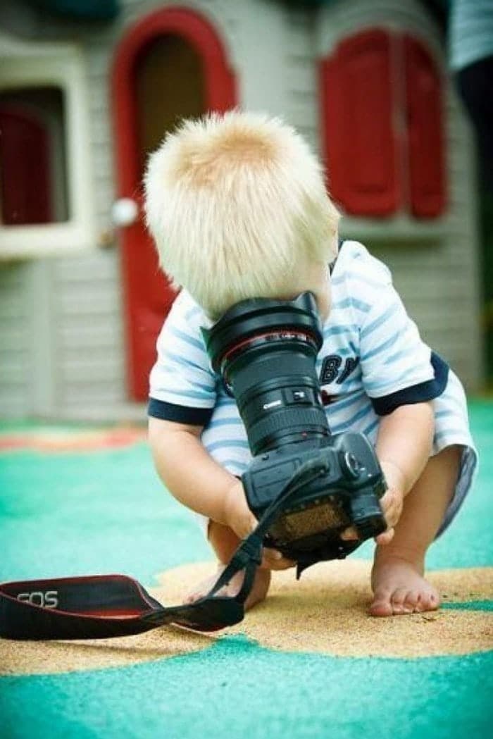 маленький мальчик с фотоаппаратом