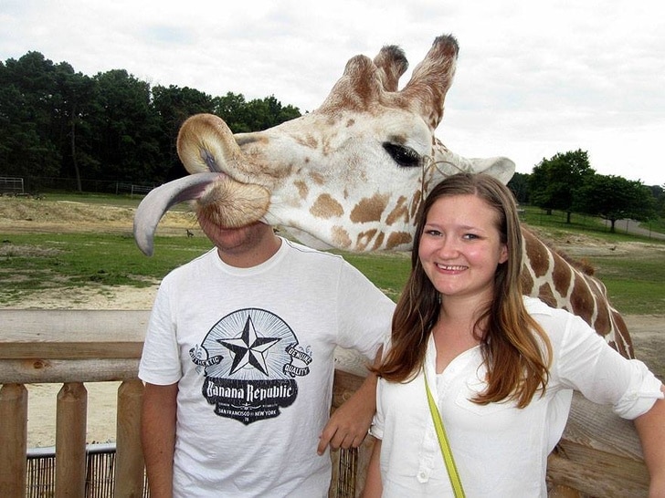 парень девушка и жираф