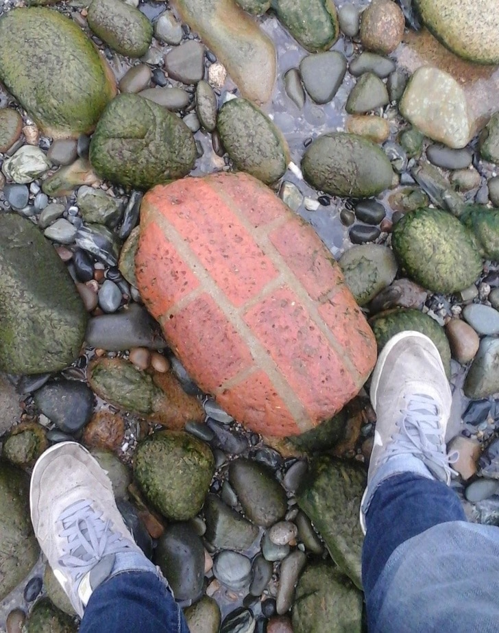 камень в воде