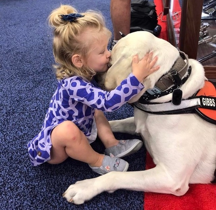 девочка целует собаку