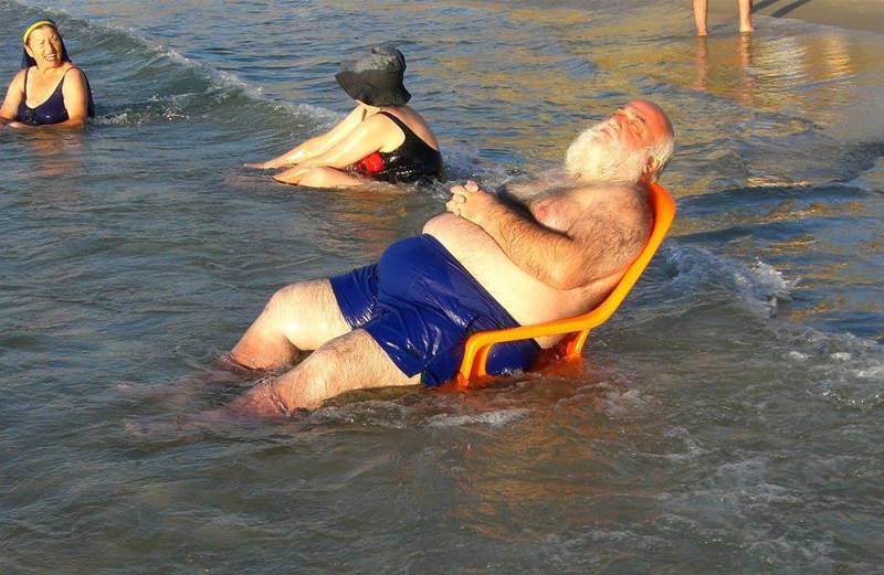 бородатый дед на пляже