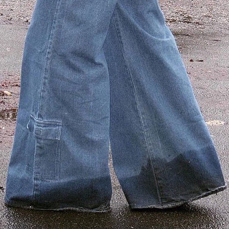 клешеные джинсы