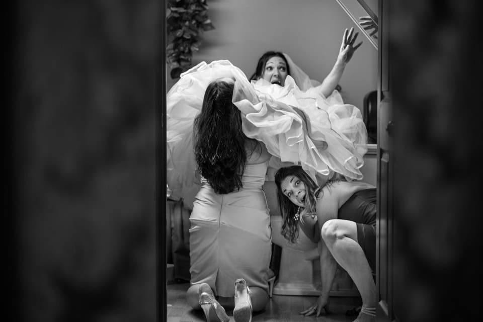 невеста с подружками в туалете
