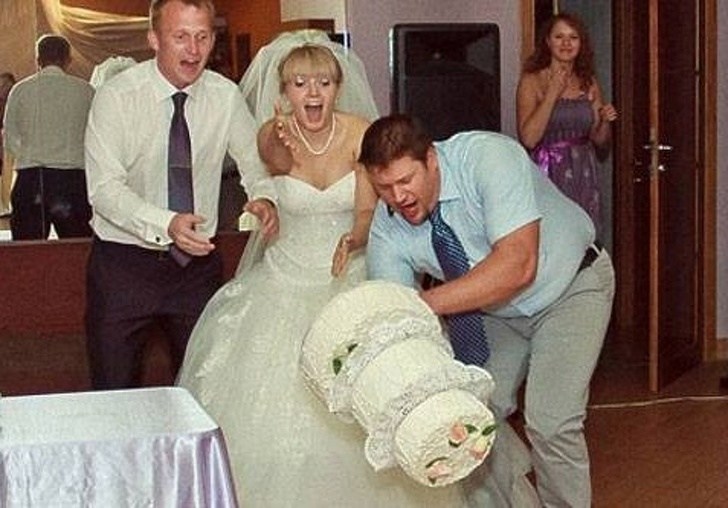 свадебный торт падает на пол