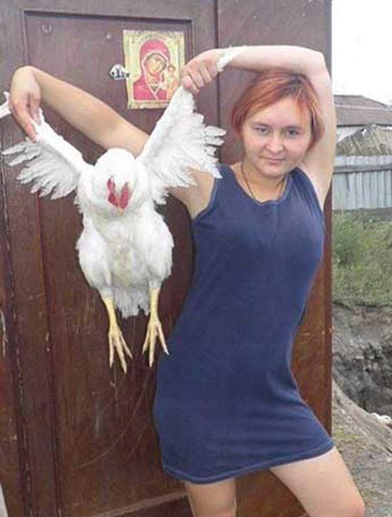 девушка с курицей в руках