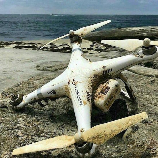 разбитый дрон на пляже